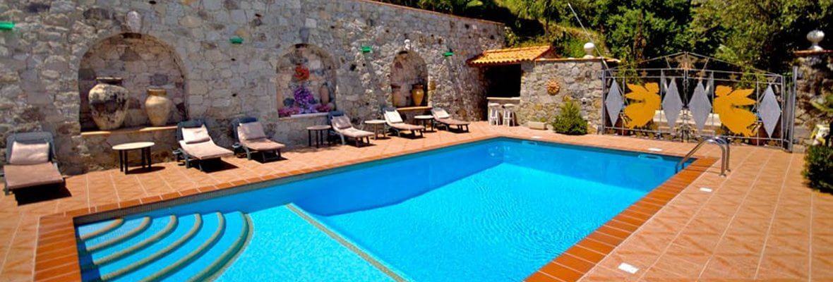 Veduta sulla piscina di Villa degli Angeli a Graniti